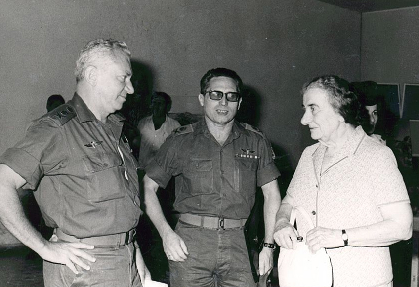 1972- בתמונה אנו רואים מימין לשמאל את ראש הממשלה גולדה מאיר, האלוף אהרון יריב ראש אמ"ן והרמטכ"ל רב אלוף חיים בר לב (כידון). שניהם כבר לא היו בשירות, וגויסו לקראת המלחמה