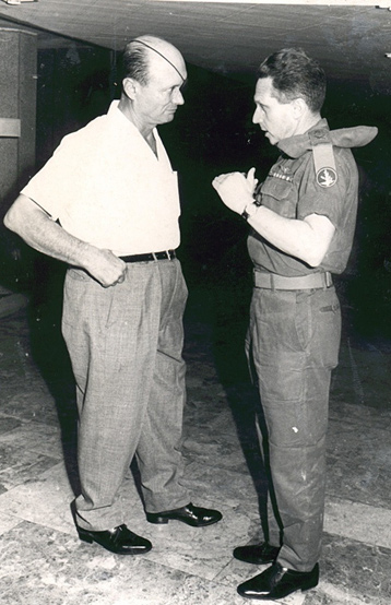 1967- פגישת ראש אמ"ן, האלוף אהרון יריב עם שר הביטחון משה דיין במלחמת ששת הימים.