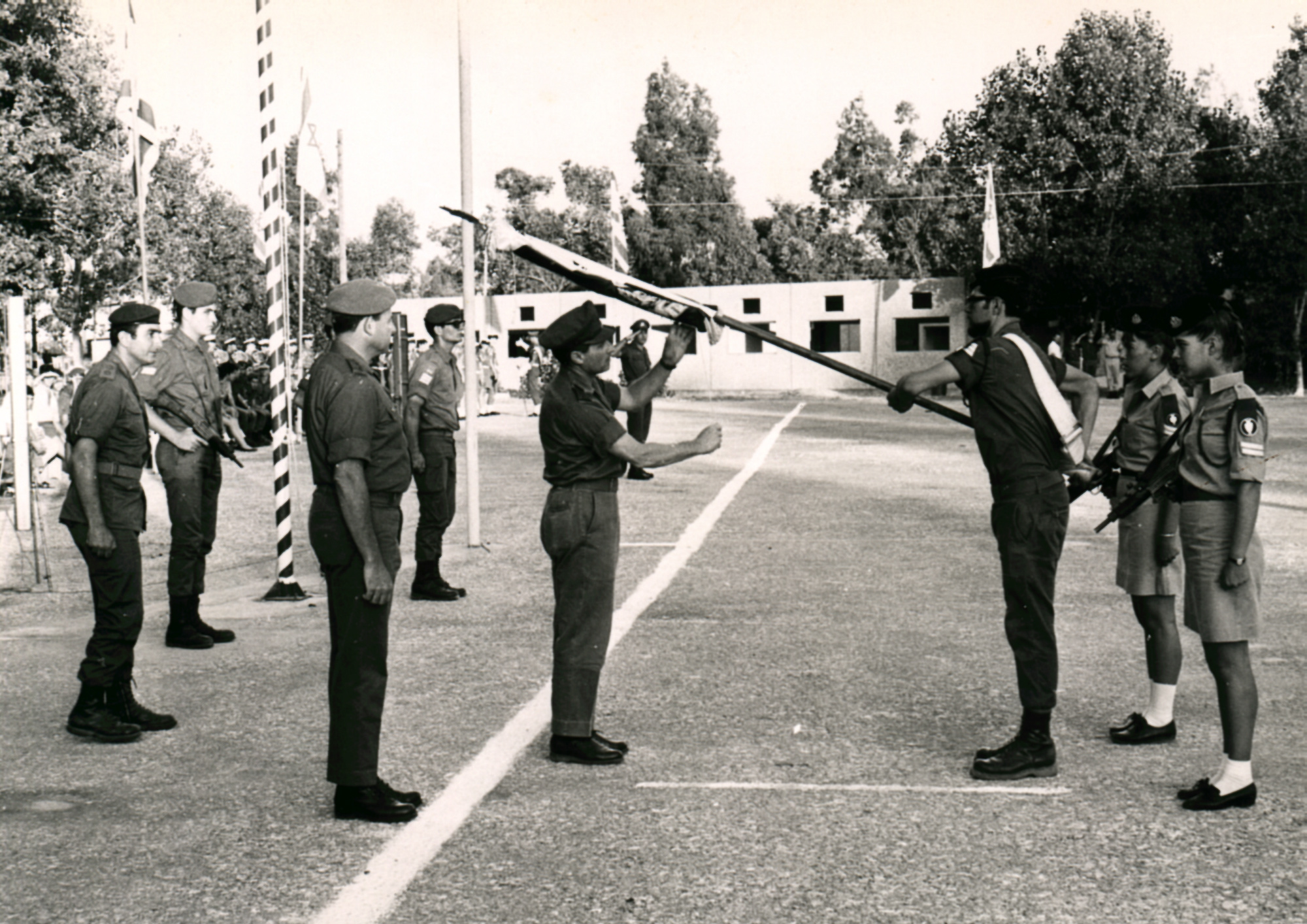 יוני 1969 – מחנה 477 בגלילות ראש אמ"ן אלוף אהרון יריב ומפקד פה"ד אל"מ נתן גרוסמן בטקס החשיפה של דגל הבה"ד .