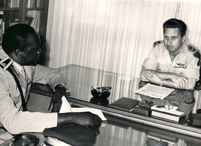 1967: ראש אמ"ן האלוף אהרון יריב (ארל´ה) בשיחה עם אידי אמין נשיא אוגנדה שבאפריקה (אז "ידיד", מאוחר יותר אויב במבצע אנטבה).
