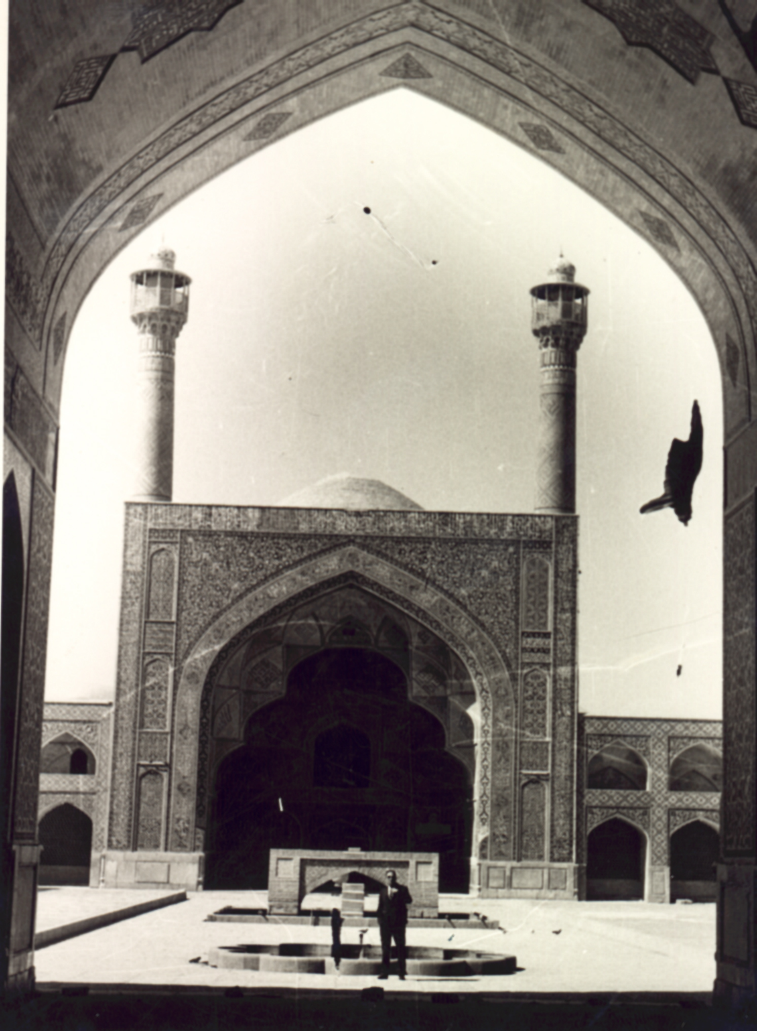 ראש המוסד מאיר עמית מצולם על רקע אחד המסגדים בטהרן.