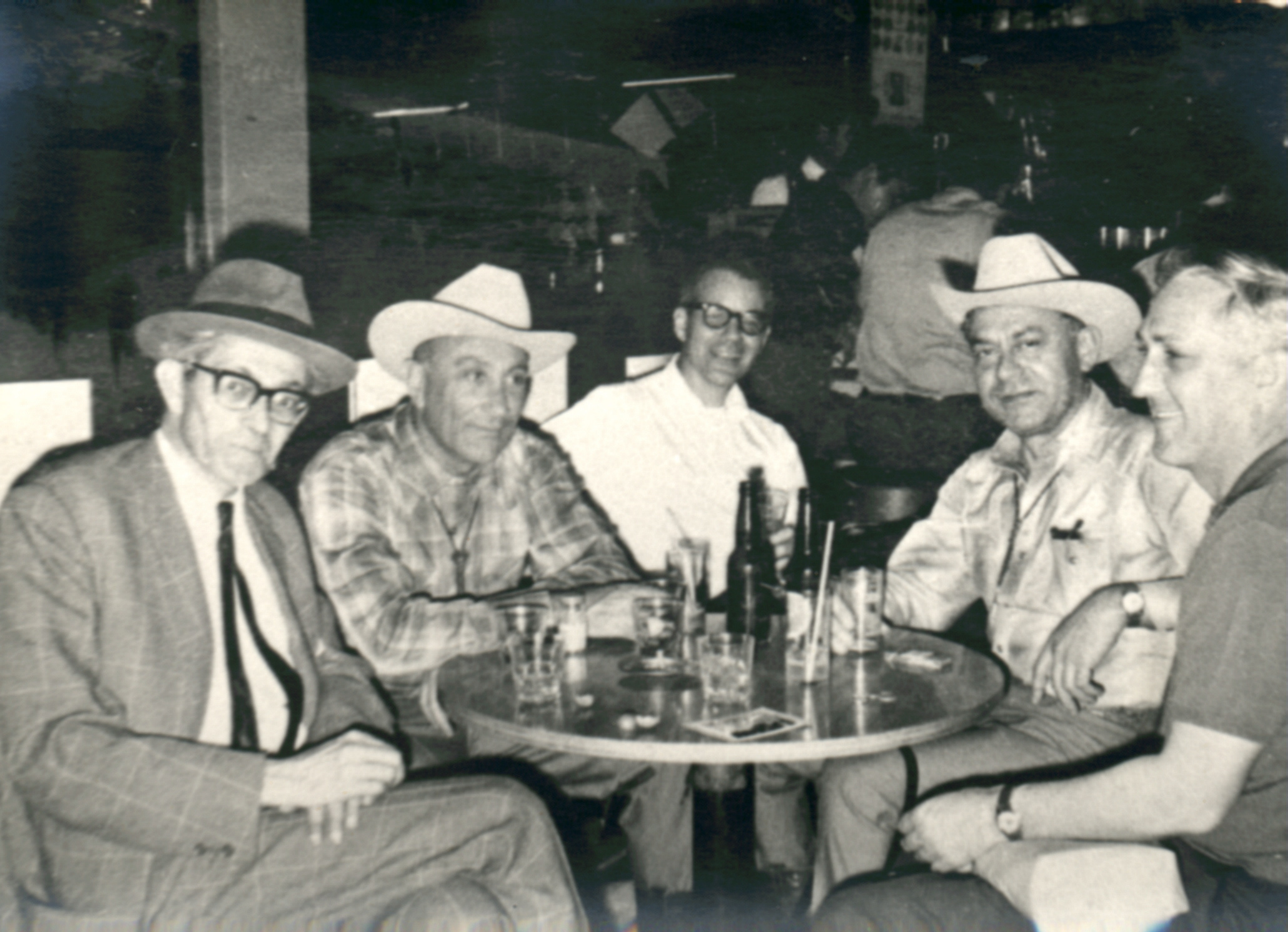 בתמונה יוסף לוי וראש המוסד מאיר עמית עם ג´ים אנגלטון וג´ון האדך אנשי ה - CIA, באחוזתו של ג´ים אנגלטון, בטויסון אריזונה, ארה"ב.
