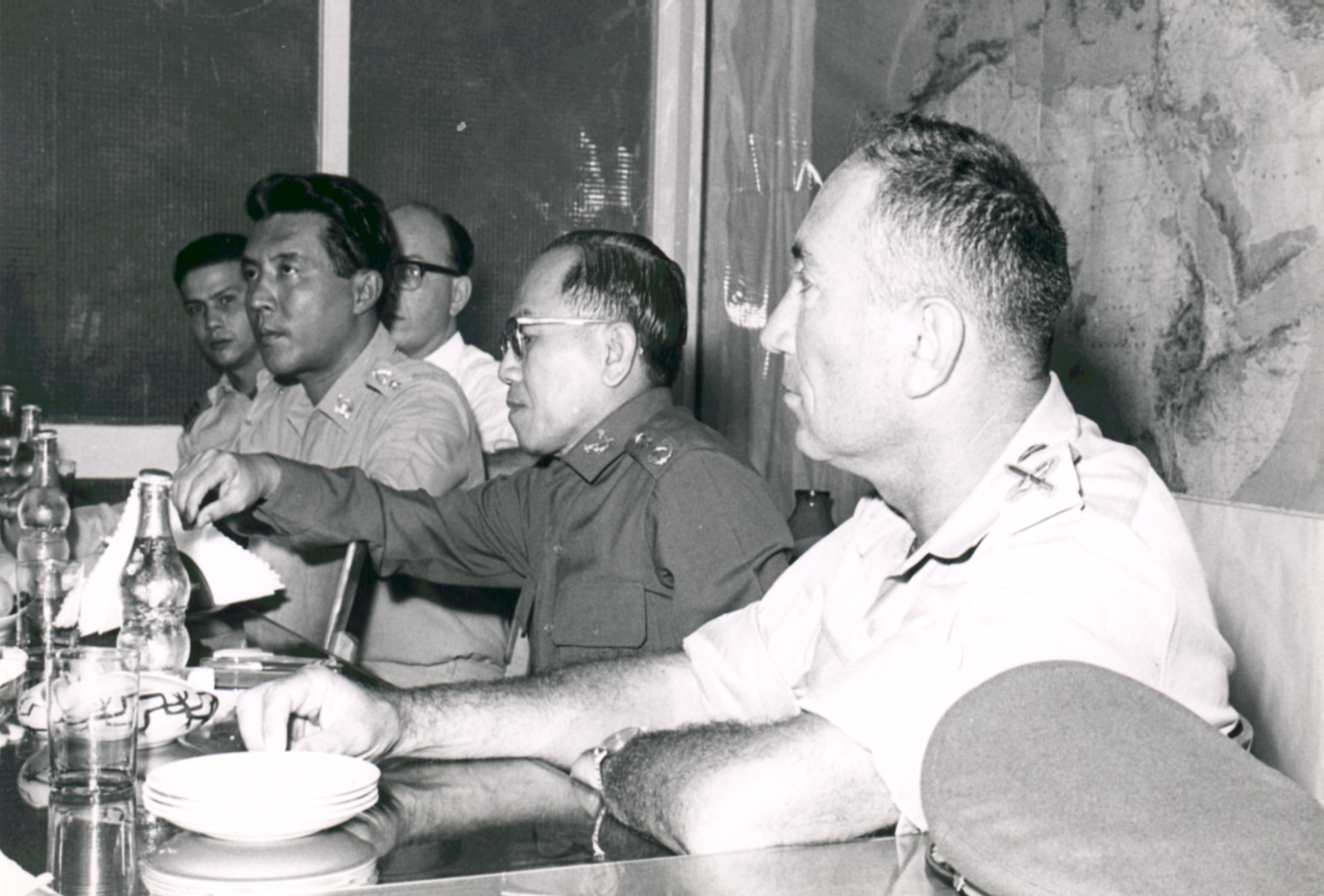 מימין- ראש אמ"ן האלוף מאיר עמית ולידו הקצינים התאילנדים.