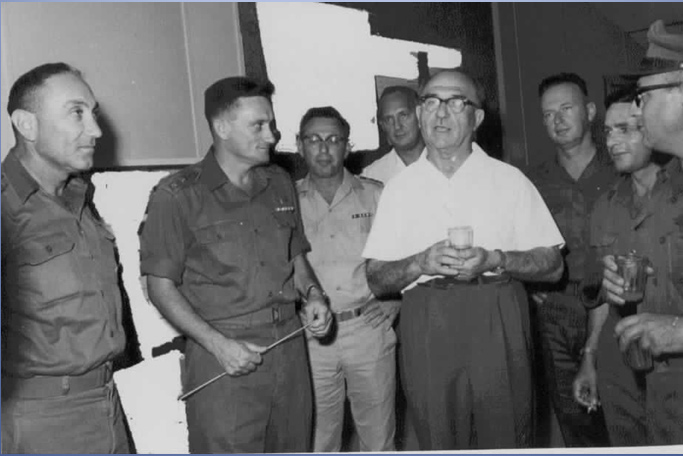 1963- ביקור רוה"מ ביחידה הטכנית של אמ"ן.