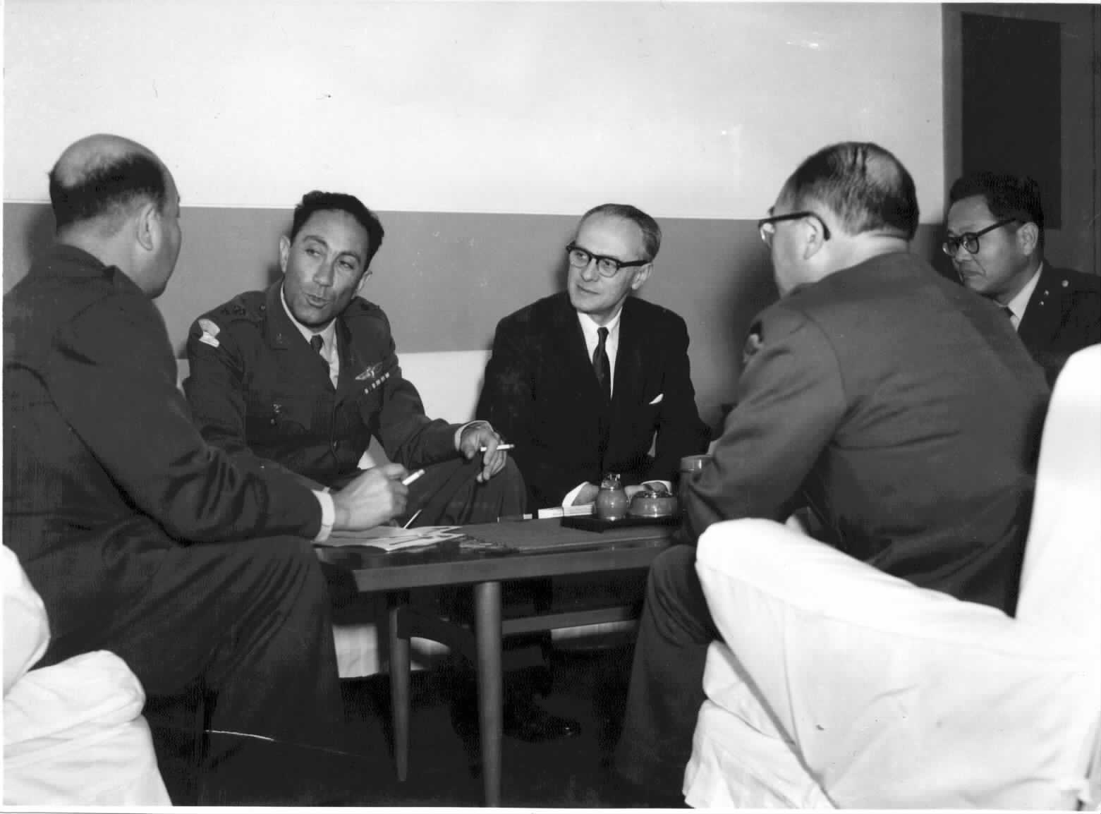 1962: ביקור קצינים יפנים באמ"ן. המארח ראש אמ"ן האלוף מאיר עמית.