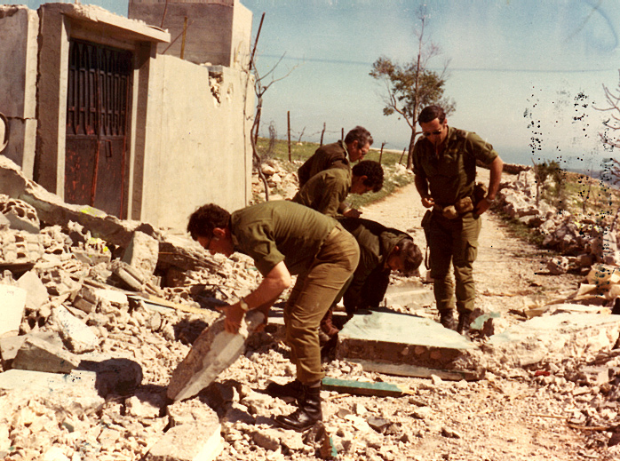 אפריל 1978- מבצע ליטני: ראש אמ"ן שלמה גזית וקציניו, במוצב הצפוני ליד ראש הניקרה.