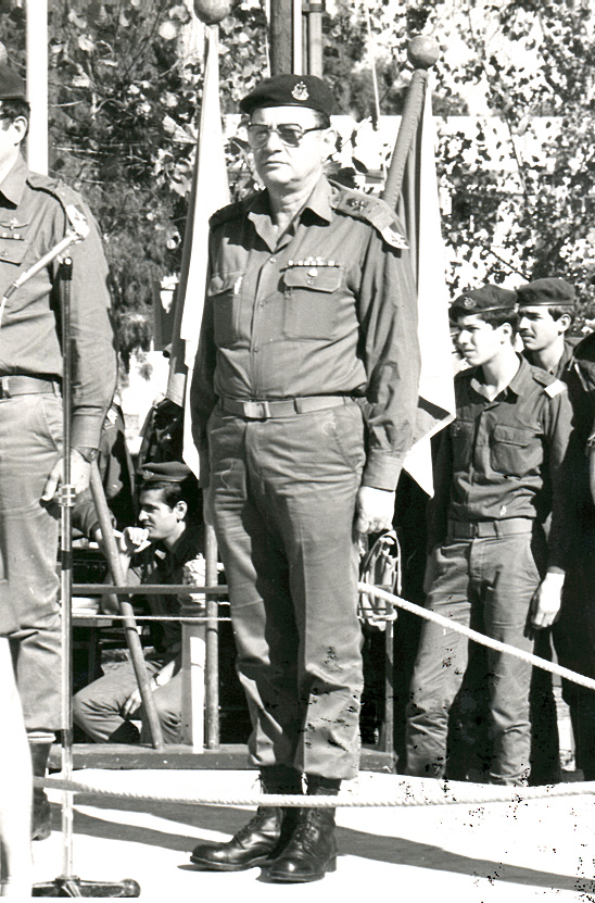 פברואר 1979: ראש אמ"ן, האלוף שלמה גזית, בטקס בבסיס מודיעין
