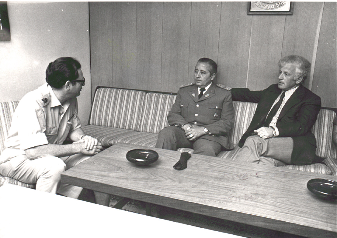 מאי 1974:  ראש אמ"ן שלמה גזית מארח את רמטכ"ל צבא אקוודור